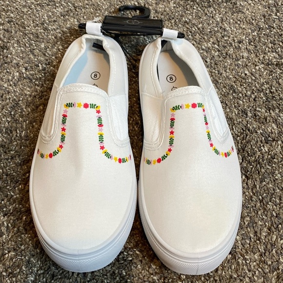 Sole Mates White Slip On Shoes w Design Sz 8 NWT - Picture 1 of 4
